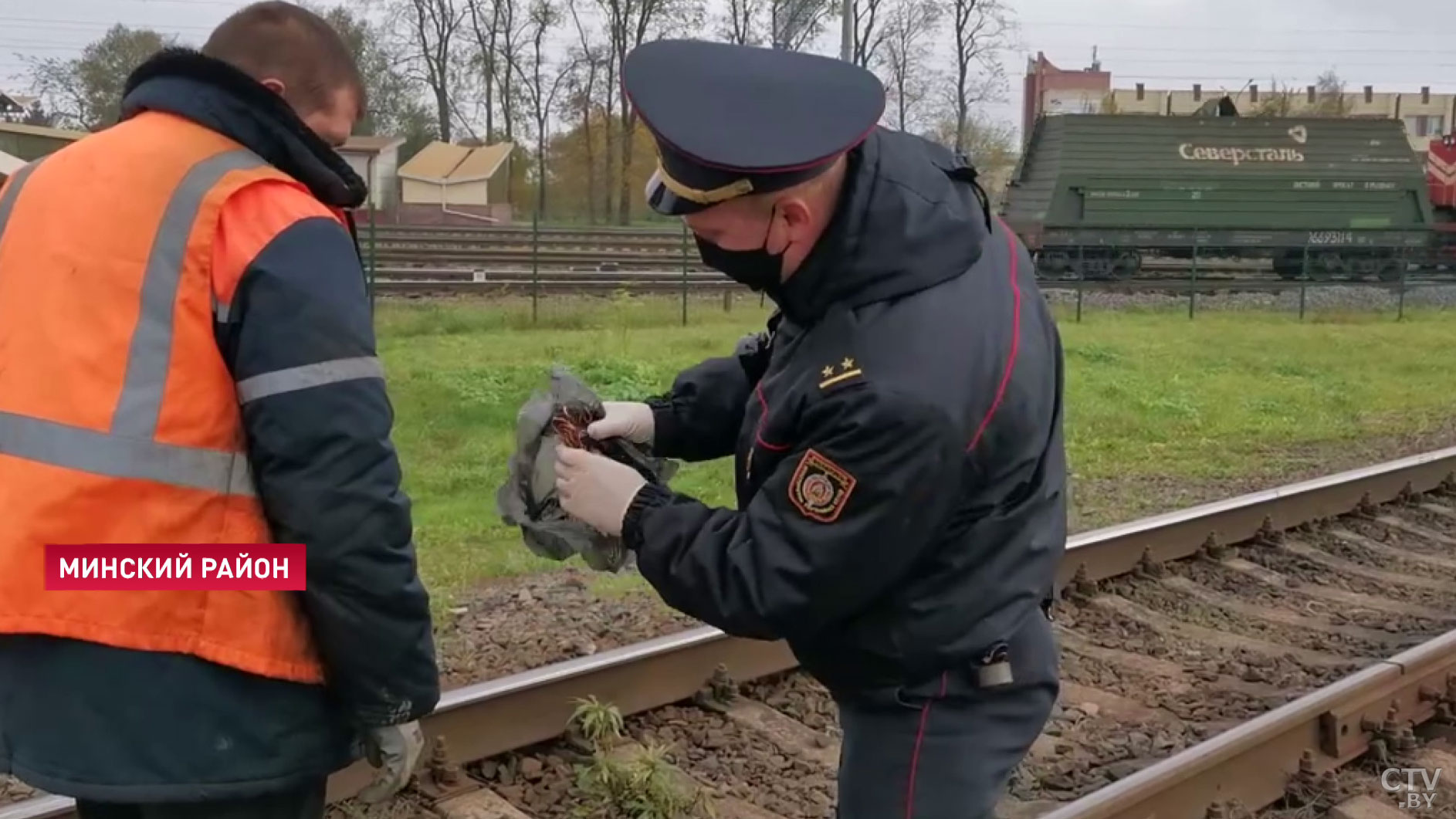 Неизвестные закрепили проволоку над рельсами на железнодорожных путях-4