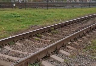 Неизвестные закрепили проволоку над рельсами на железнодорожных путях