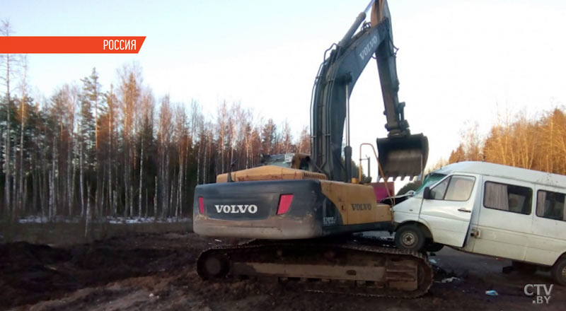 В Псковской области столкнулись экскаватор Volvo и микроавтобус Mercedes: 6 белорусов госпитализировали-10