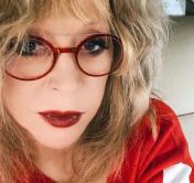 «Захотелось взглянуть на вас». Алла Пугачёва опубликовала селфи в красных тонах