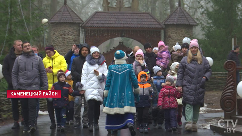 «Беларусь красивая. Нам нравится». Как в поместье Деда Мороза в Беловежской пуще встречают гостей из разных уголков страны? -1