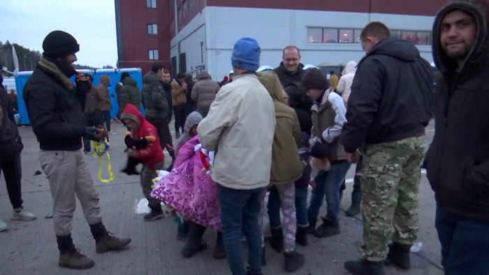 «Химическими атаками, водомётами». Представитель беженцев пожаловался на нечеловеческое обращение со стороны Польши
