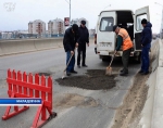 Попал в яму на дороге и пробил колесо: почему пострадавший водитель должен заплатить за это штраф? 