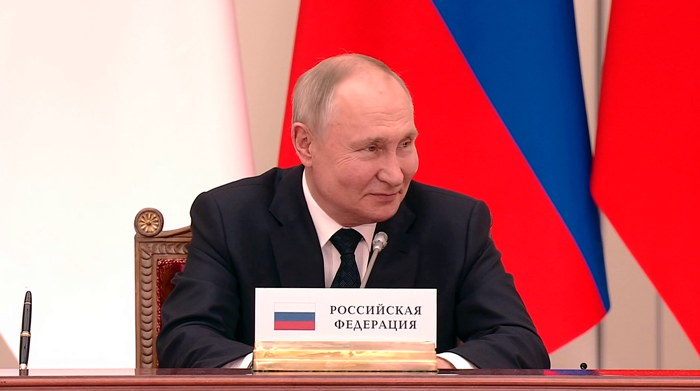 «Поставьте нам немножко, не жадничайте!» Путин оценил шутку Лукашенко про дефицит яиц в России