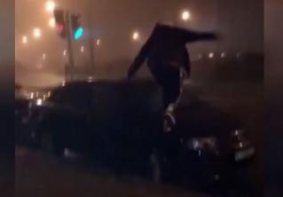 Пьяные молодые люди в Минске повредили припаркованную машину и зеркало в лифте жилого дома