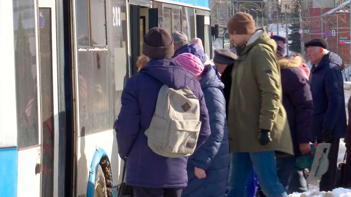 На остановках в Витебске появились QR-коды. По ним можно отслеживать движение общественного транспорта