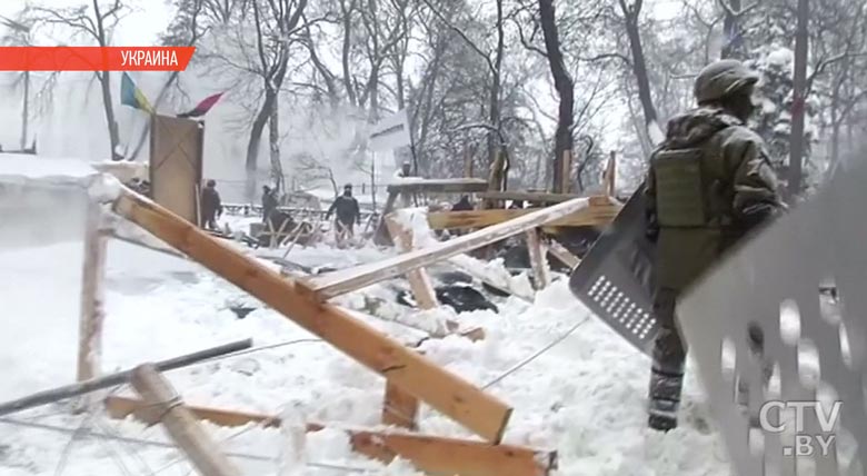 В палаточном городке возле киевской Рады нашли 3 боевые гранаты. Задержаны более 100 человек-4
