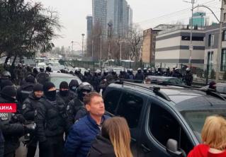 Радикалы в Киеве третий раз за неделю пикетировали офис телеканала «Наш»