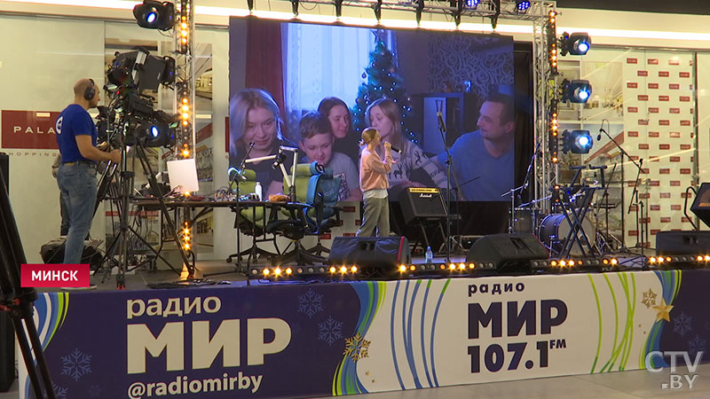 «Очень крутые музыканты выступают». Лера Яскевич спела в Минске в выездной студии радиостанции «Мир» -1 «Очень крутые музыканты выступают». Лера Яскевич спела в Минске в выездной студии радиостанции «Мир» -1