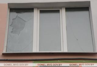 В Лоеве местный житель из ревности разбил окна парикмахерской