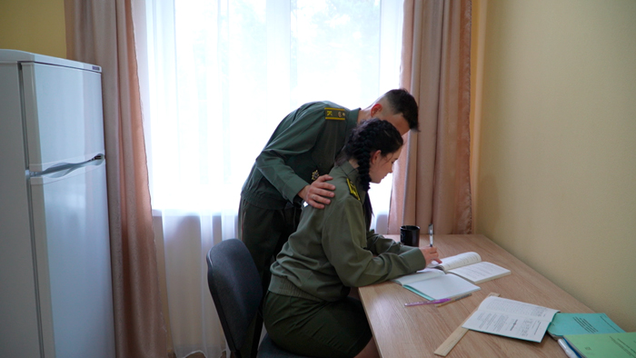 Герои мистер и миссис Смит позавидовали бы этой паре! В Военной академии учится семья будущих разведчиков
