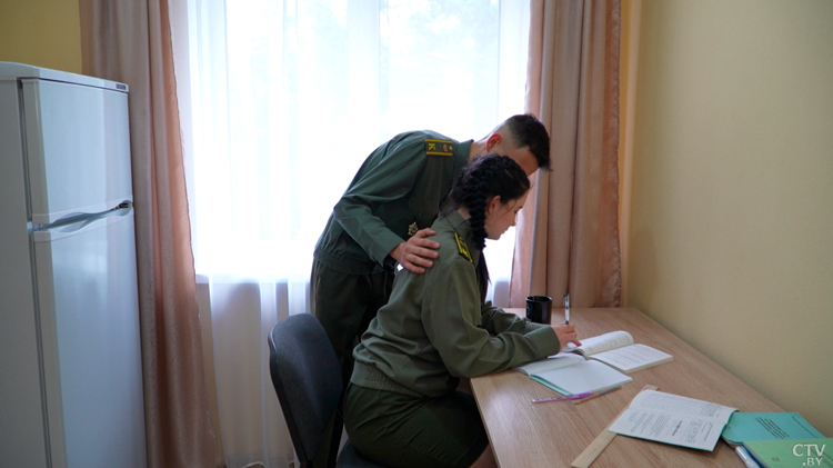 Герои мистер и миссис Смит позавидовали бы этой паре! В Военной академии учится семья будущих разведчиков-1