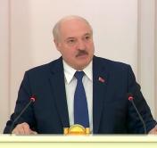 «Мы уже забыли, что надо возделывать сады». Александр Лукашенко предложил школьникам и студентам собирать яблоки