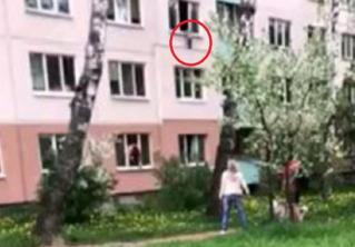 В Минске годовалый ребёнок едва не выпал из окна 