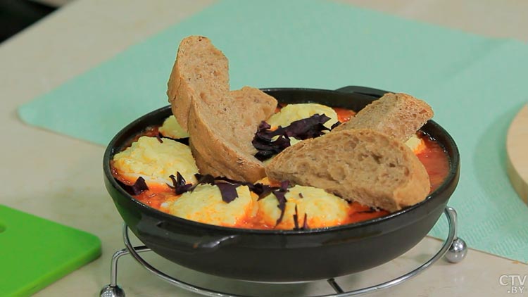 Запечённые яйца с сыром в томатном соусе. Рецепт вкусного завтрака-10