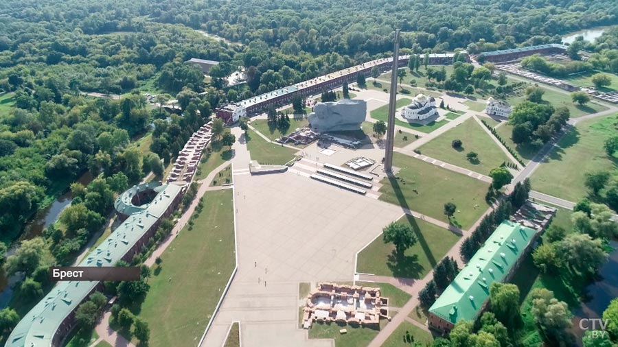 В 2020 году деловой костюм, в 2021-м – военная форма. Анализируем выступление Президента Беларуси 22 июня-5