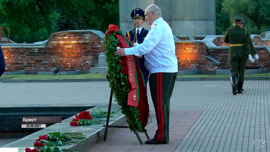 В 2020 году деловой костюм, в 2021-м – военная форма. Анализируем выступление Президента Беларуси 22 июня-9
