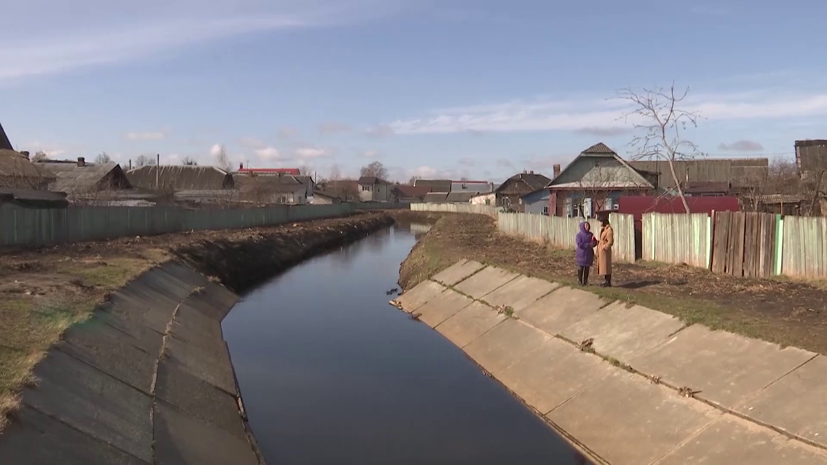 В Бобруйске речка вышла из берегов и залила огороды и дома. Как эту проблему решили сенаторы?