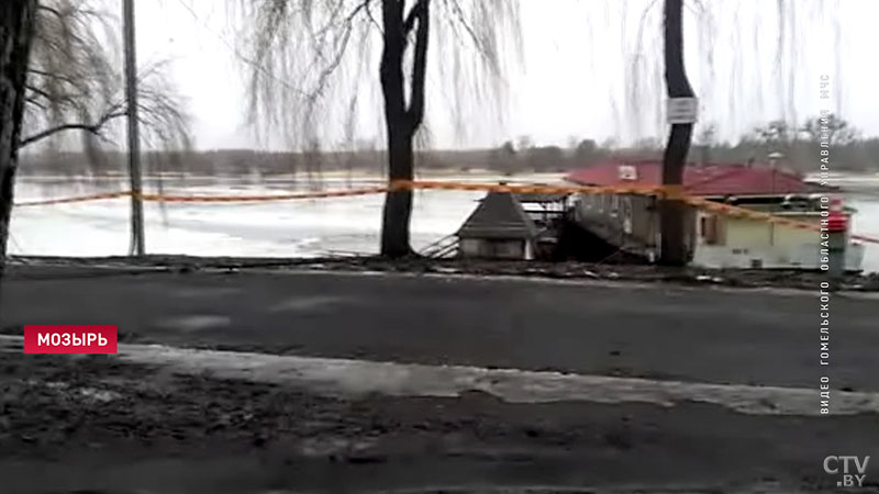 В Мозыре от берега Припяти оторвало баржу-бар с людьми на борту-3
