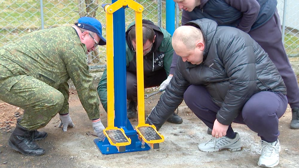 Их усилиями появился сад лип, клумбы и площадка для воркаута. Как прошёл субботник у команды Белкоопсоюза?