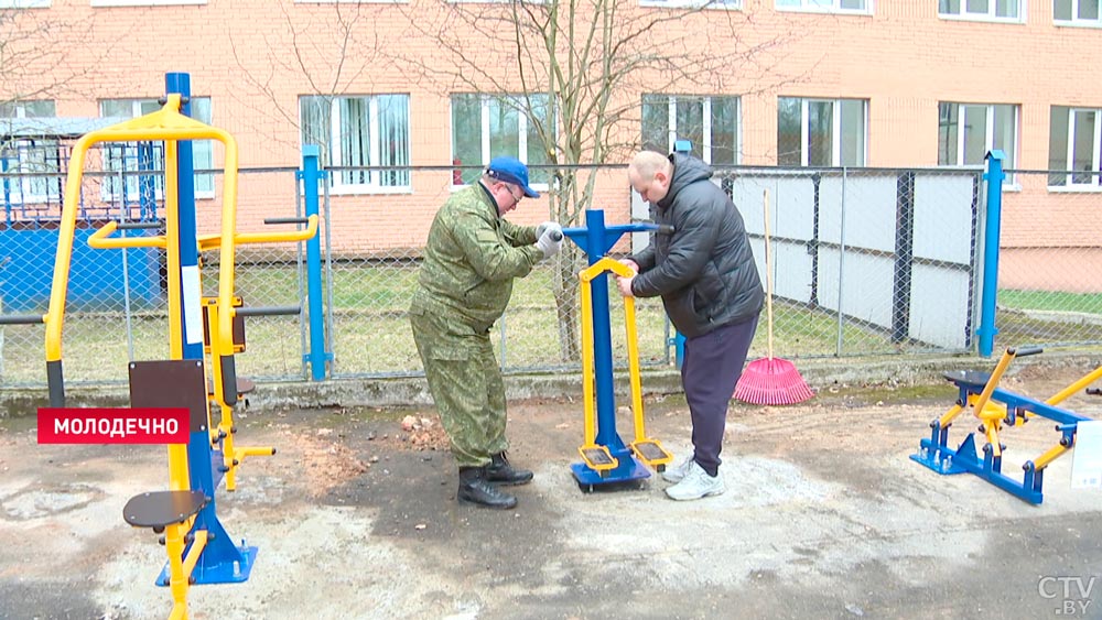 Их усилиями появился сад лип, клумбы и площадка для воркаута. Как прошёл субботник у команды Белкоопсоюза?-19