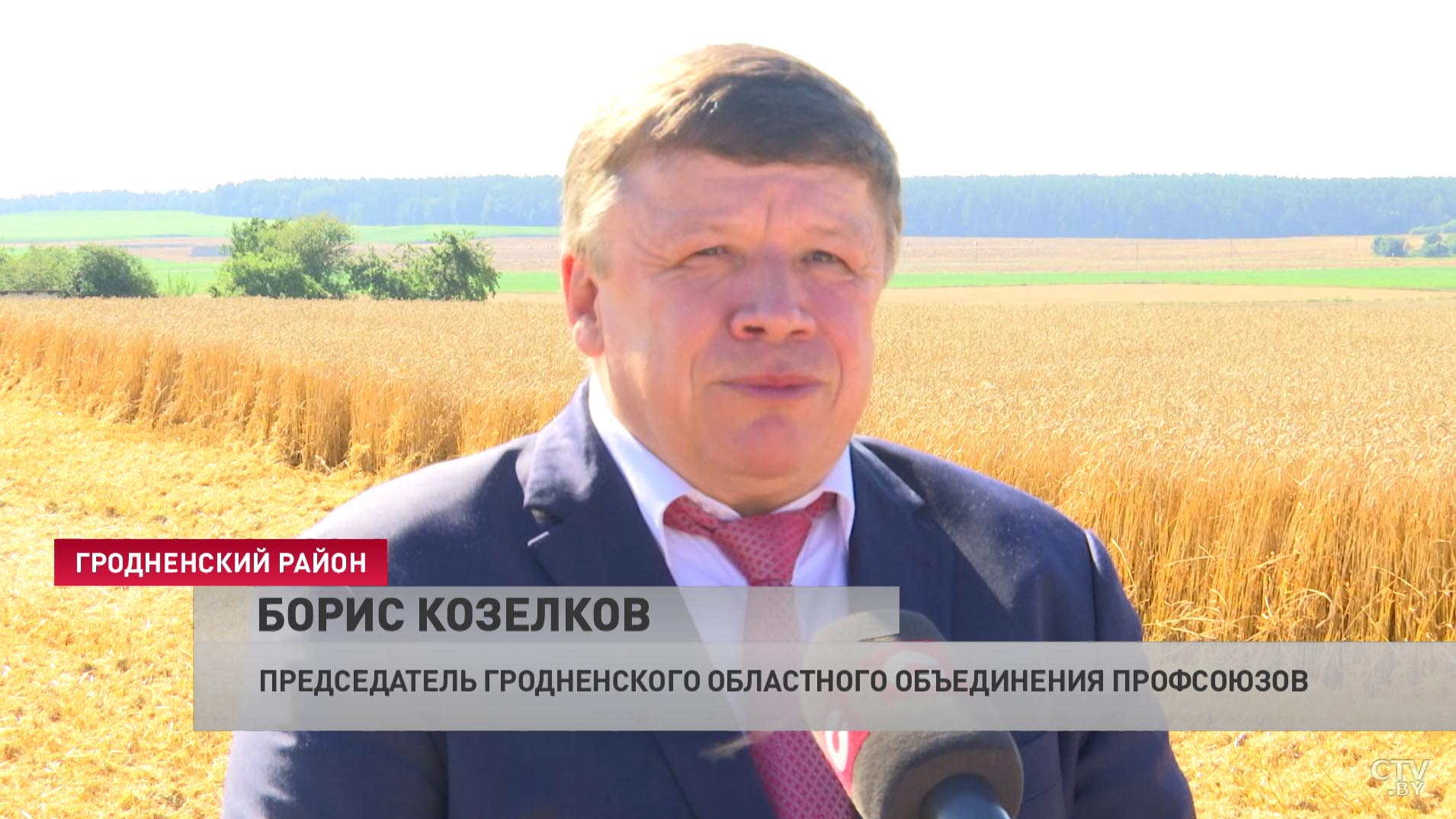 «Просто стараюсь ответственно подходить к работе». Комбайнёр из Гродненской области установил абсолютный рекорд жатвы-10