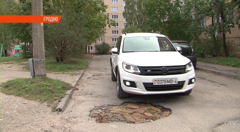 «Поехали, немного побыли сотрудниками ЖЭСа». Супруги из Гродно сделали ремонт дороги своими руками-10