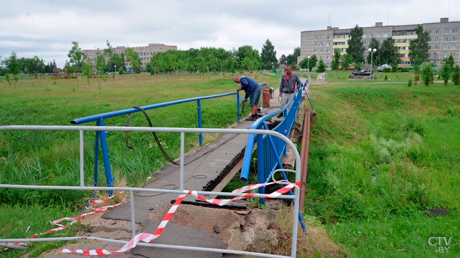 В Крупках закрыли пешеходный мост. Когда закончат ремонт?-1