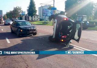 Renault опрокинулся на улице Казинца после столкновения с BMW