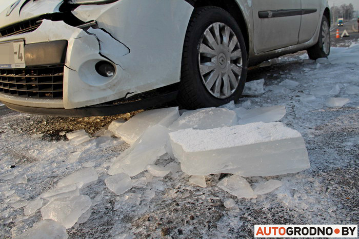 В Гродно Renault засыпало килограммовыми кусками льда-4