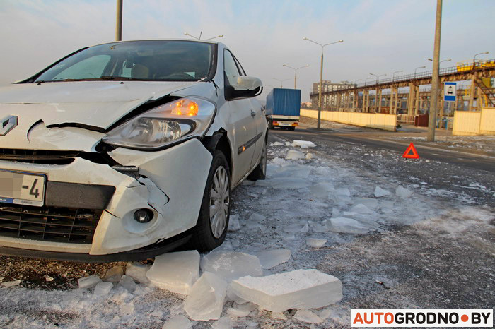 В Гродно Renault засыпало килограммовыми кусками льда-1