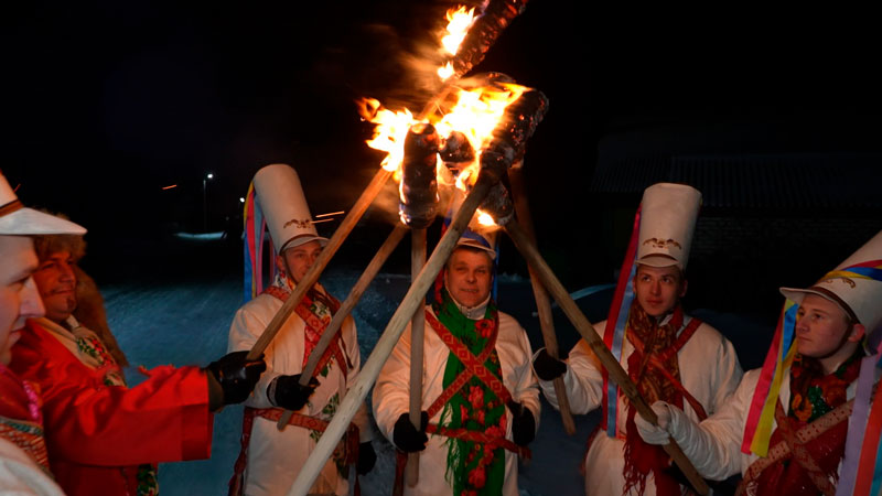 Женщинам вход запрещён! «Колядные цари» заглянули в Семежево. Большой репортаж с места событий