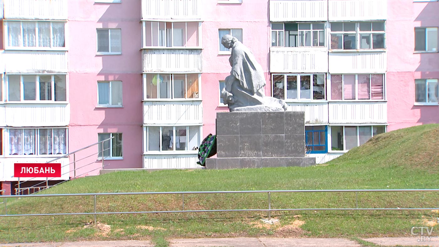 Осталось добавить зелёные насаждения. В Любани отреставрировали мемориал «Скорбящая женщина»-1