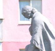 Осталось добавить зелёные насаждения. В Любани отреставрировали мемориал «Скорбящая женщина»