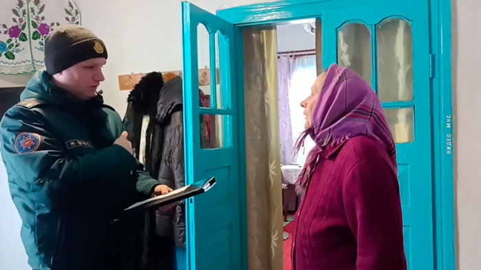 В Минской области сотрудники МЧС отправились в рейды, чтобы напомнить жителям о возросшем риске пожаров