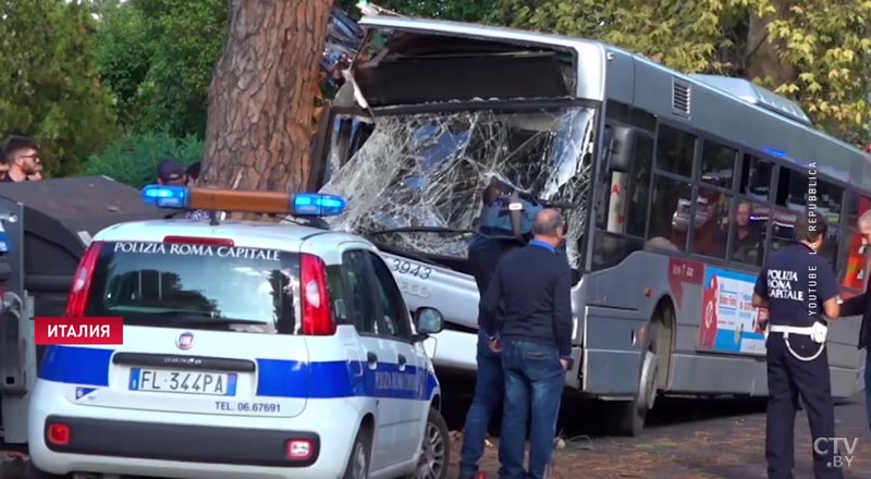 Пассажирский автобус влетел в дерево в Риме: пострадали 29 человек-1