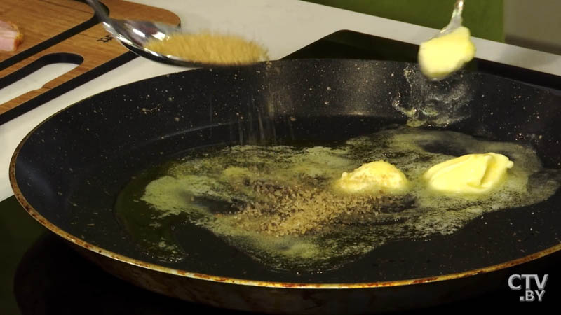 Рисовый пудинг с жареным яйцом и беконом. Сытный завтрак – полезно осенью-46