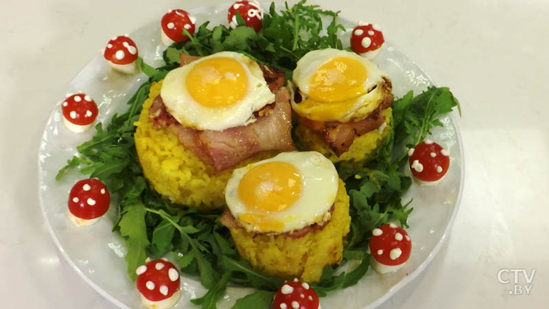 Рисовый пудинг с жареным яйцом и беконом. Сытный завтрак – полезно осенью-62