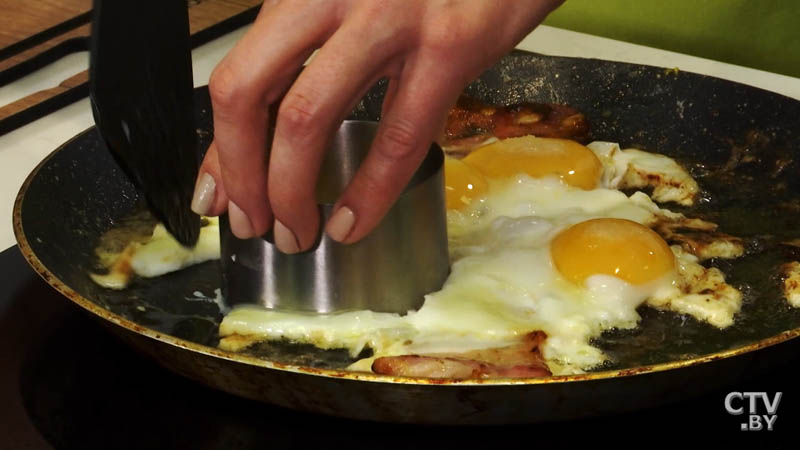 Рисовый пудинг с жареным яйцом и беконом. Сытный завтрак – полезно осенью-59