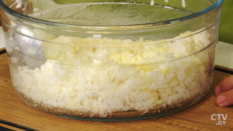Рисовый пудинг с жареным яйцом и беконом. Сытный завтрак – полезно осенью-6