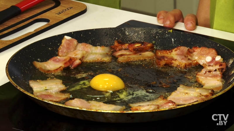 Рисовый пудинг с жареным яйцом и беконом. Сытный завтрак – полезно осенью-57