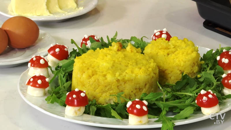 Рисовый пудинг с жареным яйцом и беконом. Сытный завтрак – полезно осенью-54