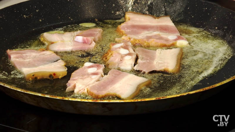 Рисовый пудинг с жареным яйцом и беконом. Сытный завтрак – полезно осенью-49