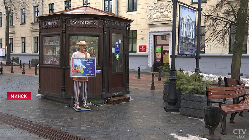 Робот-манекен в центре Минска приглашает приобрести «Карту гостя»-1