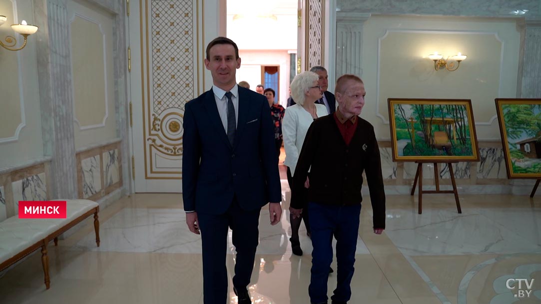 «Если бы не они, меня бы здесь не было». Рома Когодовский побывал во Дворце Независимости. Что говорят врачи и сам мальчик?-3