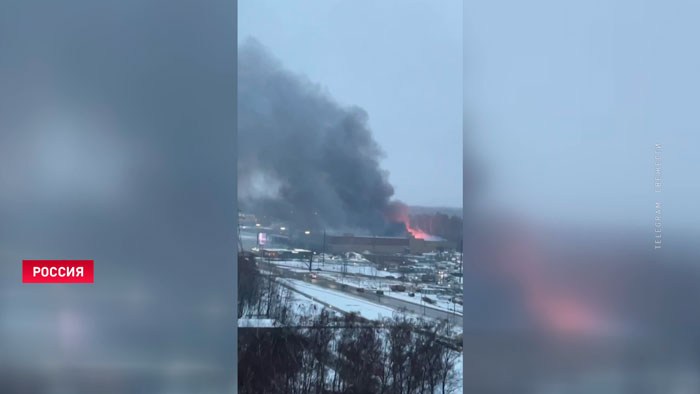 В подмосковной Балашихе горит торговый центр-1