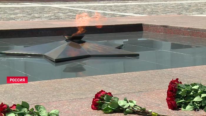 Посол Германии в России возложил венок к мемориалу «Вечный огонь»: немцы осознают свою ответственность-1