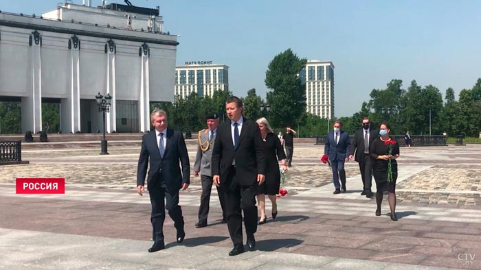 Посол Германии в России возложил венок к мемориалу «Вечный огонь»: немцы осознают свою ответственность-4
