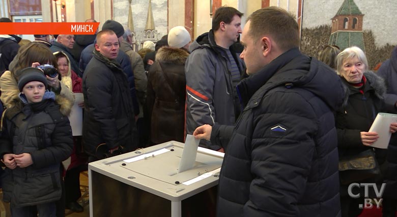 «Это важно для нас, для нашей страны, для наших детей». Россияне активно голосуют на участках в Беларуси