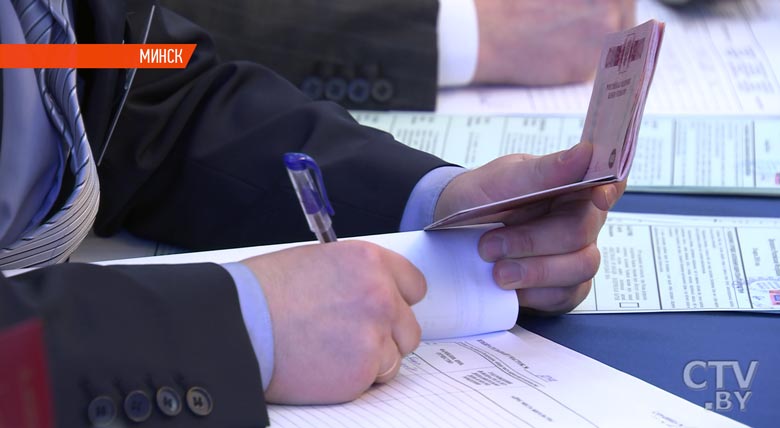 «Это важно для нас, для нашей страны, для наших детей». Россияне активно голосуют на участках в Беларуси-10